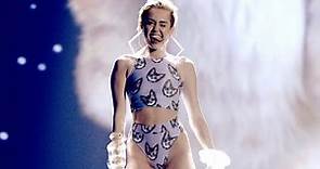 Miley Cyrus - Wrecking Ball (Live on American Music Awards) HD