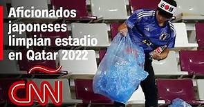 Aficionados japoneses limpian estadio en Qatar 2022