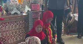 Raja Permaisuri Agong Tunku Azizah Aminah Maimunah Iskandariah berkenan menganyam tikar mengkuang