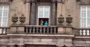 Frederik X è il nuovo re di Danimarca: il saluto dal balcone