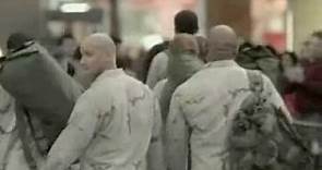 Impresionante recibimiento de soldados norteamericanos en un aeropuerto