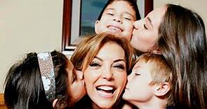Laura Flores y sus hijos biológicos y adoptados, unidos por el amor