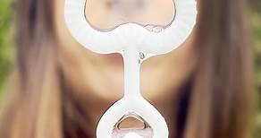 Al tuo matrimonio? Le bolle di sapone personalizzate per tutti i tuoi invitati con una sorpresa all'interno: il soffiatore a forma di ❤️. Scopri tutto su bubbleworld.com! | Bubble World Europe