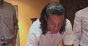 Há 19 anos assinei meu contrato com o... - Ronaldinho Gaúcho