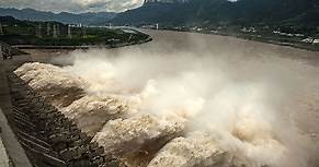 三峽大壩面臨創紀錄洪水襲擊 10孔泄洪 - 大紀元