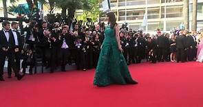 WATCH Aaradhya SUPPORTS mom Ash on Cannes Red Carpet