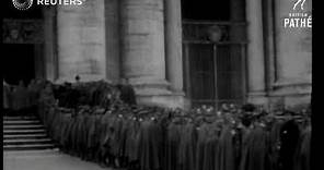 RELIGION: Death of Pope Benedict XV: crowds (1922)
