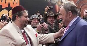 The moment John Rhys-Davies met Sallah Cosplayer Indiana Jones Nerd At Dial of Destiny Red Carpet