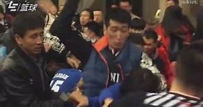 Pelea entre aficionados del Sichuan y jugadores del Liaoning en la final de la Liga China de baloncesto