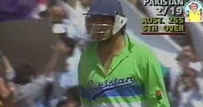 Akram goes nuts! Brilliant batting blitz by Wasim Akram during the 2nd ODI Final vs Aust SCG 1989/90
