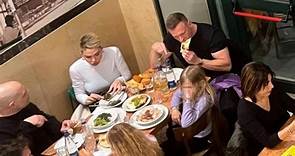 Ilary Blasi con Bastian Muller e la figlia Isabel a cena in una pizzeria romana
