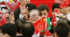 2000年12月19日，江泽民携夫人王冶坪到澳门参加澳门回归一周年纪念活动。