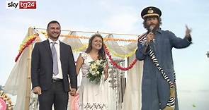 Jovanotti celebra un matrimonio durante il JovaBeach Party