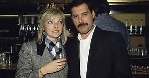 Queen: Freddie Mercury sings alongside Mary Austin in Hungary