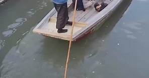 Muy normal el paseo por el río Yana 🚣😂 Yanagawa es ciudad-castillo con más de 400 años de historia que se encuentra ubicada en el sur de Fukuoka, Japón. Cuando se construyó el castillo se realizaron canales de agua por toda la ciudad para protegerlo de los invasores y es por eso que en la actualidad se la conoce como la ciudad del agua 💦 🎥 breathtaking.japan 📍 Yanagawa, Japón | Destinico