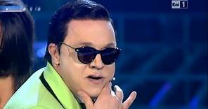 Tale e Quale Show - Gabriele Cirilli interpreta il rapper sudcoreano "PSY" ed esegue "Gangnam Style"