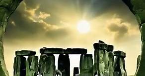 Stonehenge en Wiltshire, Inglaterra: este monumento megalítico, compuesto por círculos de piedras gigantes, es uno de los más antiguos y misteriosos del mundo. Se estima que fue construido entre el 3000 y el 2000 a.C., pero se desconoce su propósito y su significado. La leyenda dice que Stonehenge fue obra de los druidas, los sacerdotes celtas, que lo usaban para realizar rituales y observar los astros. Otra leyenda dice que fue obra del mago Merlín, que trajo las piedras desde Irlanda con su po