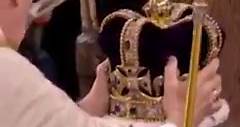 Verificado #CarlosIII ha sido coronado este sábado, 6 de mayo, en la abadía de Westminster como rey de #Inglaterra y sucesor de #IsabelII en la primera ceremonia formal de coronación en 70 años en el país. El monarca ha asumido el reinado en la silla de coronación tras la unción privada del arzobispo de Canterbury, Justin Welby, en la culminación de una ceremonia que ha contado con la presencia de más de 2.000 invitados, entre los que se encuentran decenas de dignatarios internacionales, del ple