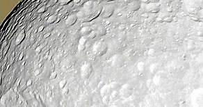 Descubre que la luna Mimas de Saturno oculta un Océano 😲 bajo su superficie helada