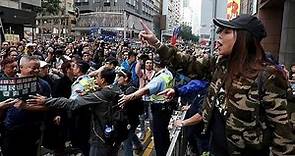 Gli abitanti di Hong Kong di nuovo in piazza