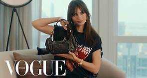 Emily Ratajkowski rivela cosa custodisce nella sua borsa | Vogue Italia