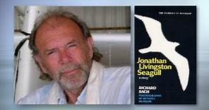 El autor de 'Juan Salvador Gaviota' herido grave al estrellarse en su avioneta