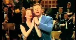 Van Johnson baila y canta en HASTA QUE LAS NUBES PASEN, 1946, Cinetel