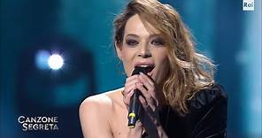 Laura Chiatti dedica "Una lunga storia d'amore" a Belen - Canzone Segreta 09/04/2021