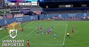 Raheem Edwards remata de tijera y por poco hace un golazo