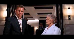 Quantum of Solace - James Bond regresa al hotel, es arrestado por M y es rescatado por Camile .