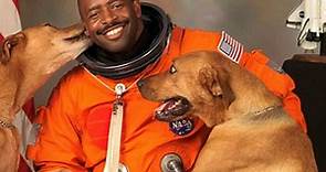 Astronaut Leland Melvin Takes NASA Photo With His Dogs