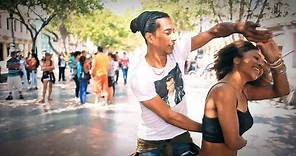 Salsa pura cubana en Prado de La Habana Cuba - Belleza Latina #SalsaCubana