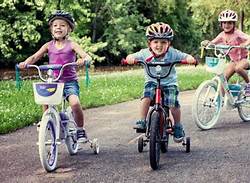 anak-anak bermain sepeda