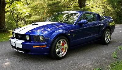 2005 Ford Mustang Images