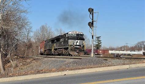 Norfolk Southern train 38G accelerates westbound out of Allentown yard