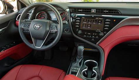 2018 Toyota Camry XSE front interior 02 - Motor Trend en Español