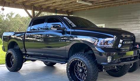 Im not normally a fan of black trucks but this pic is going straight on