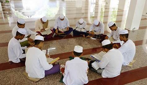Tadarus Al-Quran: Arti, Penjelasan dan Manfaatnya | Barisan.co