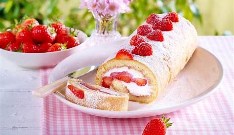 Erdbeer-Biskuitrolle – nach Omas Rezept mit Sahnefüllung
