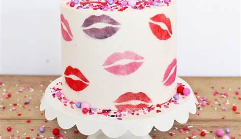 Decorative chocolate lips on cupcakes for valentines Cupcakes, Lips
