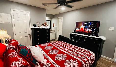 You can stay in this charming cabin that's decorated for Christmas all