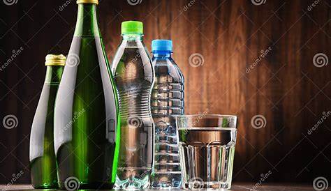 Composition Des Bouteilles En Verre De Couleur Image stock - Image du