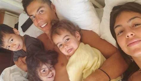 Cristiano Ronaldo gioca insieme alla figlia con la palla della