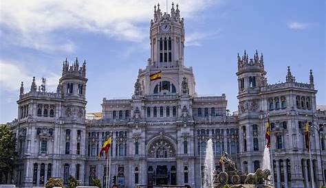 El Ayuntamiento de Madrid y la Cibeles se tiñen de los colores LGTBI
