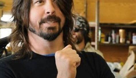 Dave Grohl ditches his shirt to show off muscular bod | Dave grohl