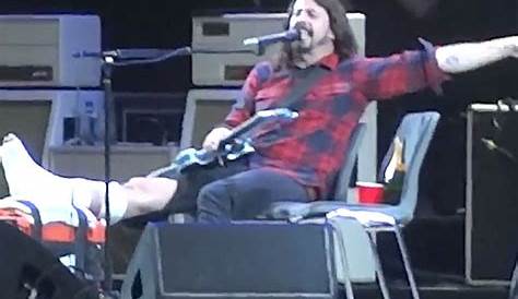 Dave Grohl Falls Off Stage During Guitar Solo - YouTube