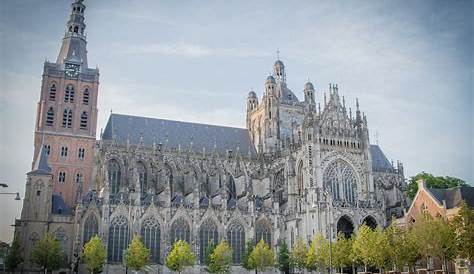 De Sint-Janskathedraal in Den Bosch moest het tien jaar zonder dak doen