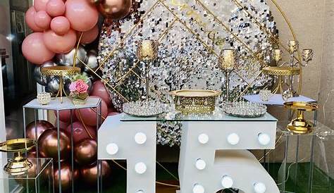 decoración con globos azules sobre la torta | Quince | Wedding