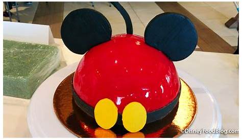 Disney Springs Store Decorates Disney Cakes To Perfection
