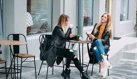 Gruppo Di Donne Che Parlano Isolato Fotografia Stock - Immagine di